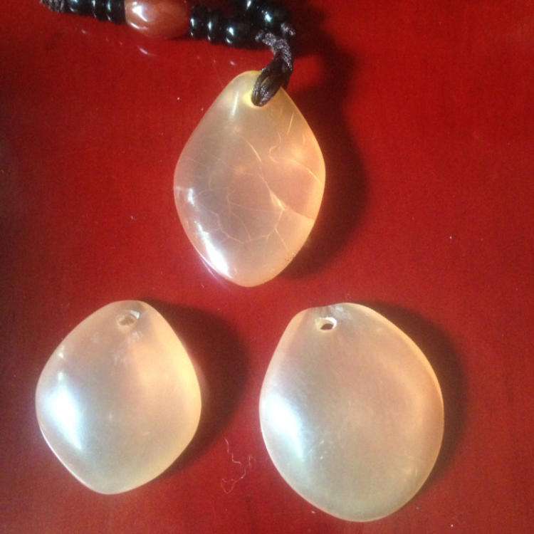 鱼身上也有能盘玩的物质,不过非常稀有,名为:鱼惊石