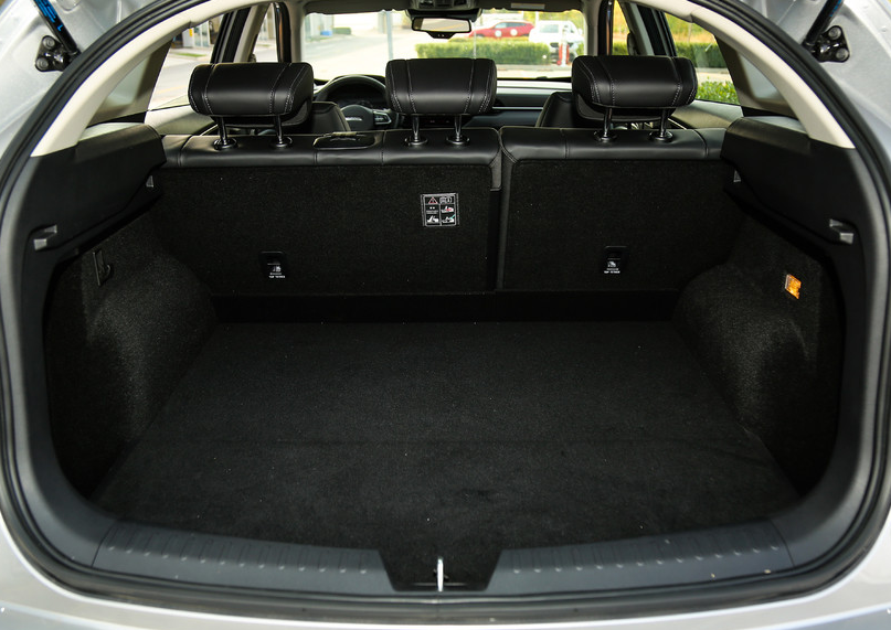 空间完全足够 ,后排的座椅还可以放倒 ,很实用, 可以从后备箱装一些