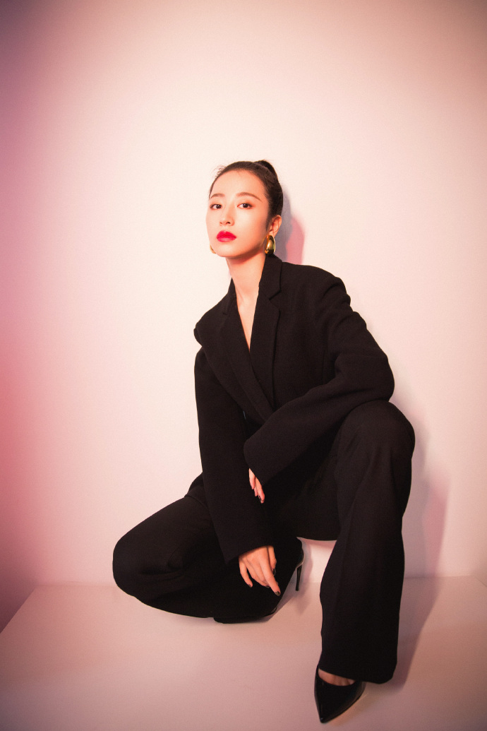 组图:周雨彤一身帅气的黑色西装简约不失气场,搭配高马尾和金属质感