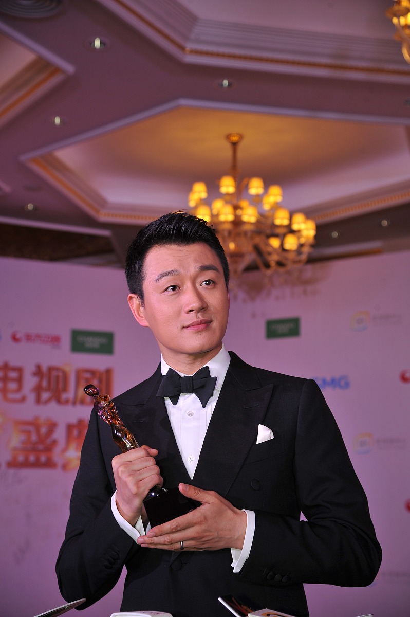 最近佟大为一家三口被网友偶遇在大同云冈石窟,46岁的他穿个白t恤黑