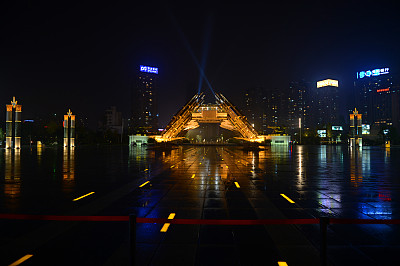 细雨绵绵中的贵阳筑城广场,夜景更加流光溢彩