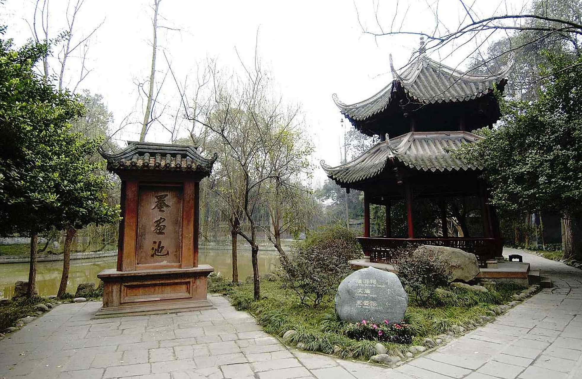 成都市西北的郫县有一个绝佳选择——望丛祠.