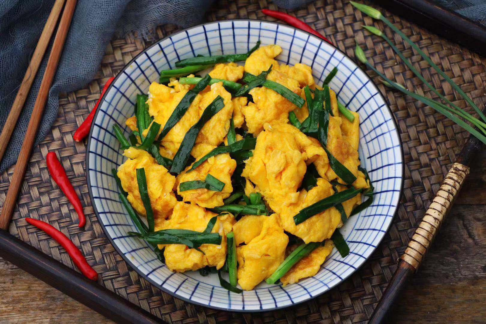 天气热没胃口,就馋这道农家素菜,炒一盘上桌就光盘,根本吃不够