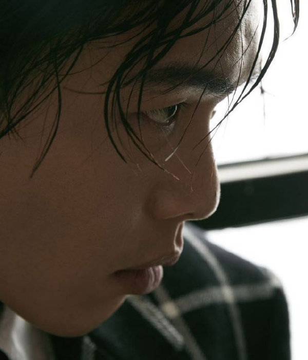 张若昀帅气图片,刚毅面容,眼神忧郁深邃