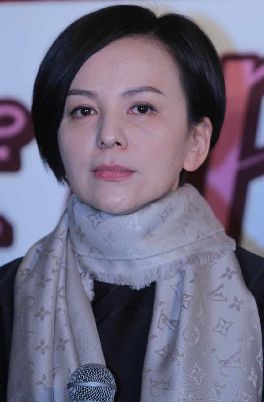 4月13日,52岁的雪姨王琳直播.  有网友问:"你拉皮了吗?这么年轻?"王琳