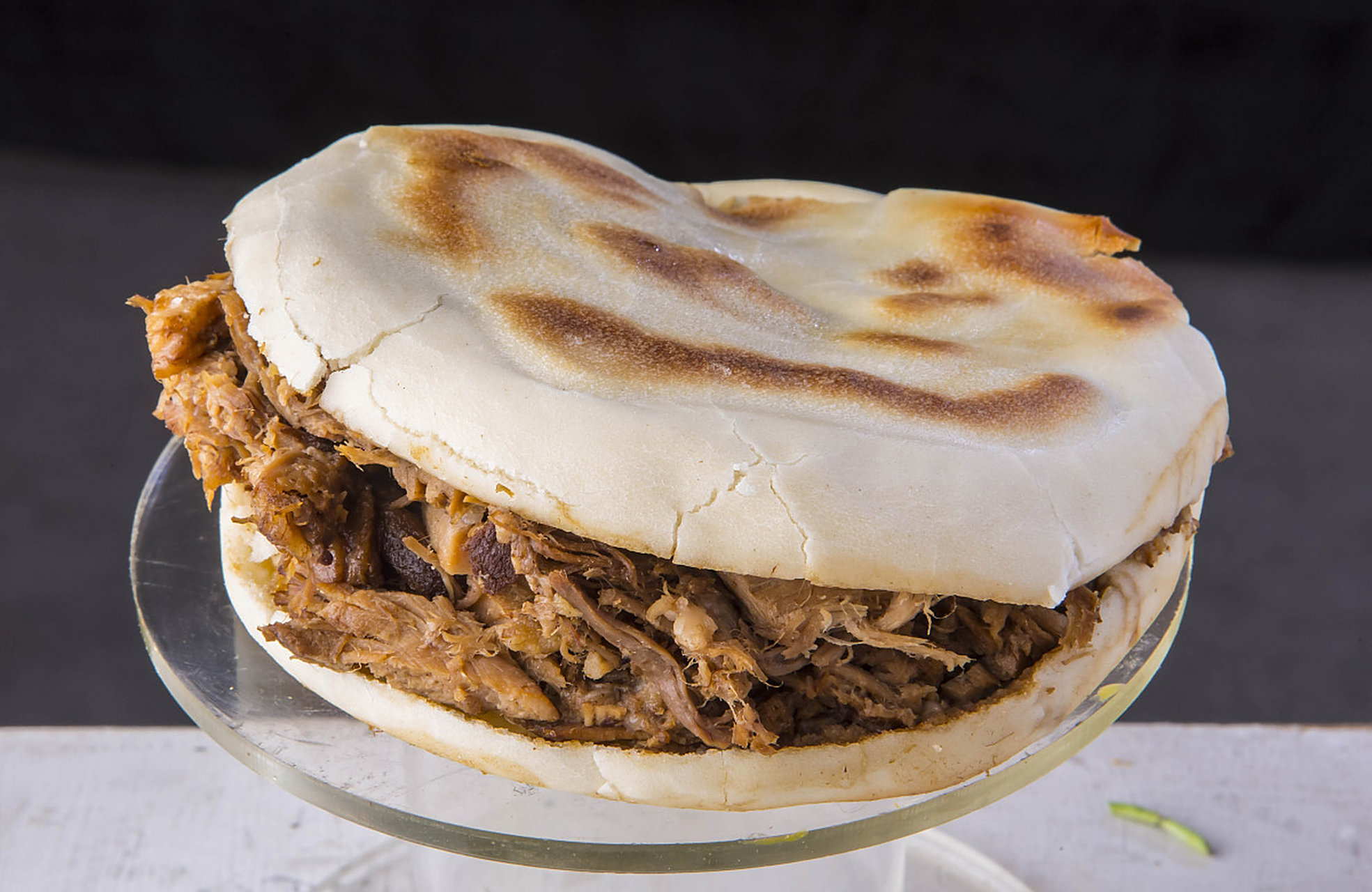 我们公司附近有个卖肉夹馍的,经常排蛮长的队,我试着吃了一次觉得还行