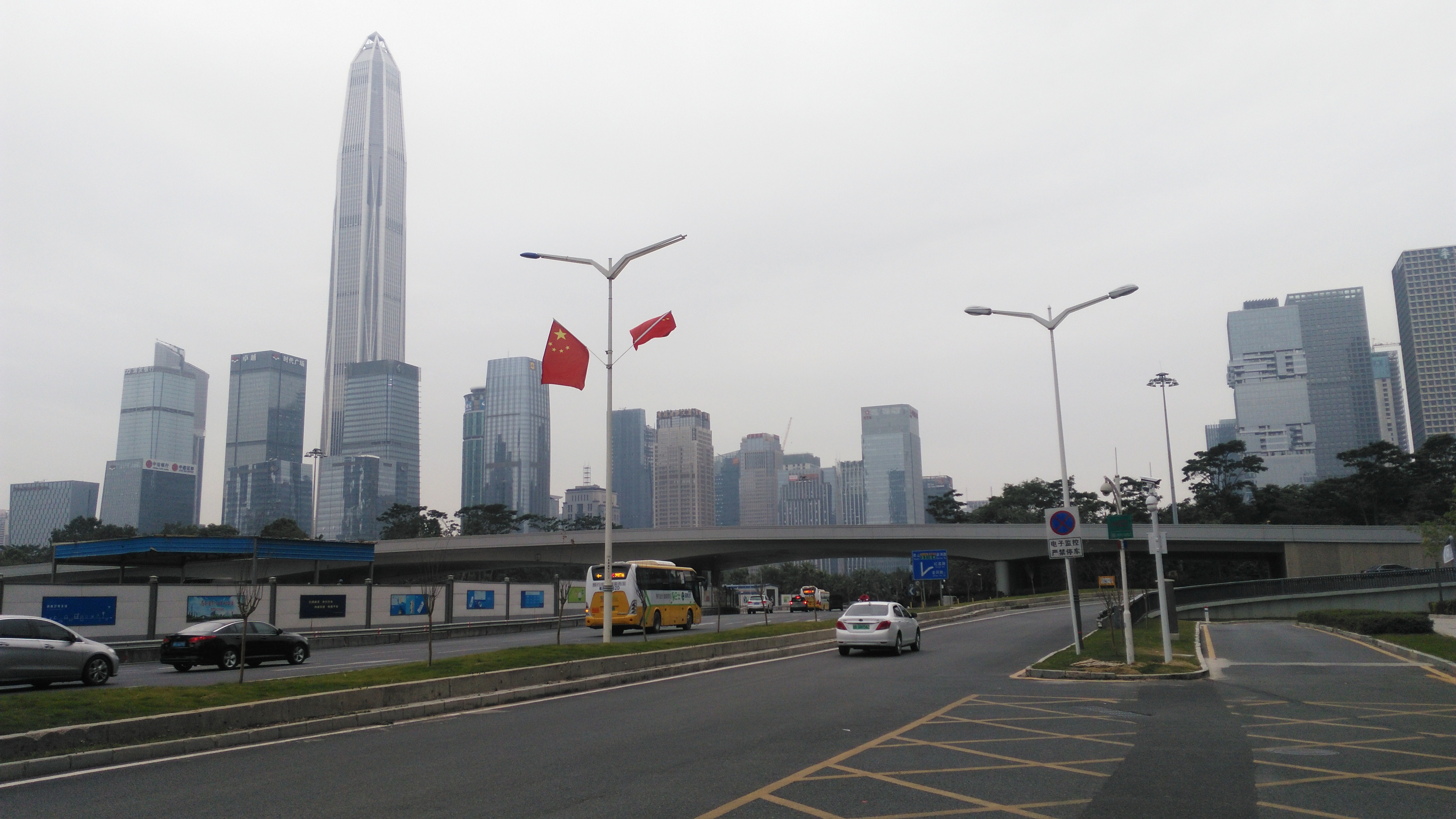 眼前的深南大道,是深圳市区里一条重要的东西走向道路