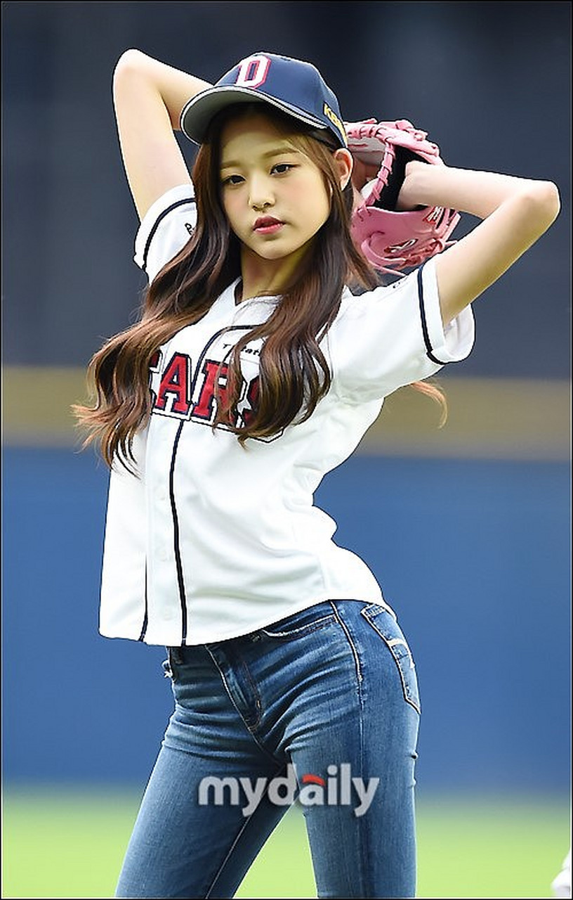 韩国女团ive的成员张元英(yujin),本名张员瑛,2004年8月31日出生于