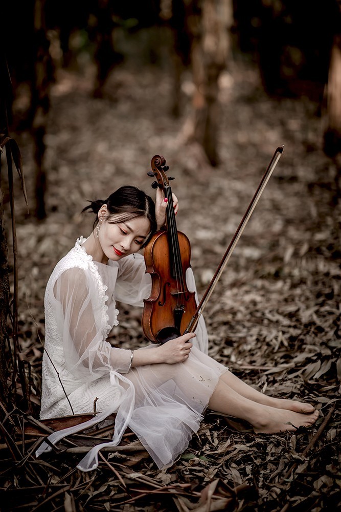 拉小提琴的女孩唯美图片