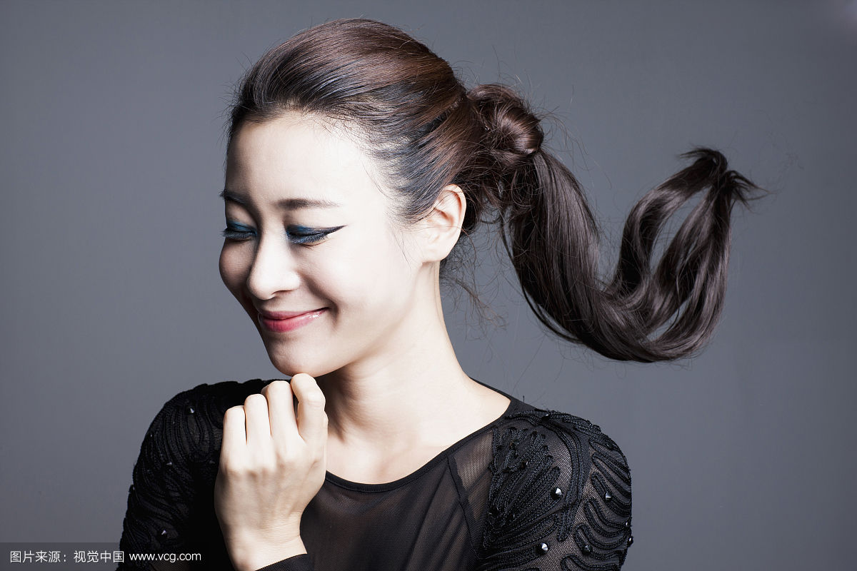 奔四奔五的女人别乱剪头发,这4款冻龄发型,剪完儿媳妇