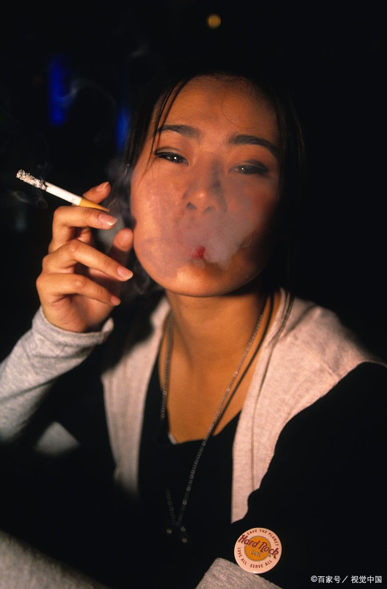 抽烟的人永远闻不到自己身上的烟味, 被爱的人永远不知道爱你的人有多