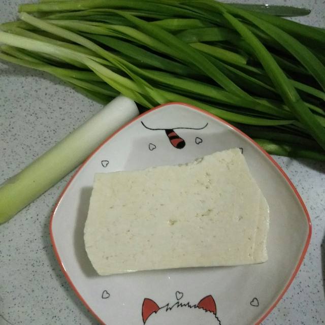 第1步,大豆腐100克,韭菜150克,大葱一段.