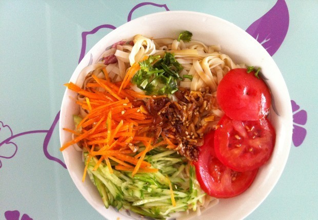 现在是夏天正热的时候,学会做这道正宗凉面条能让家人多吃两碗饭