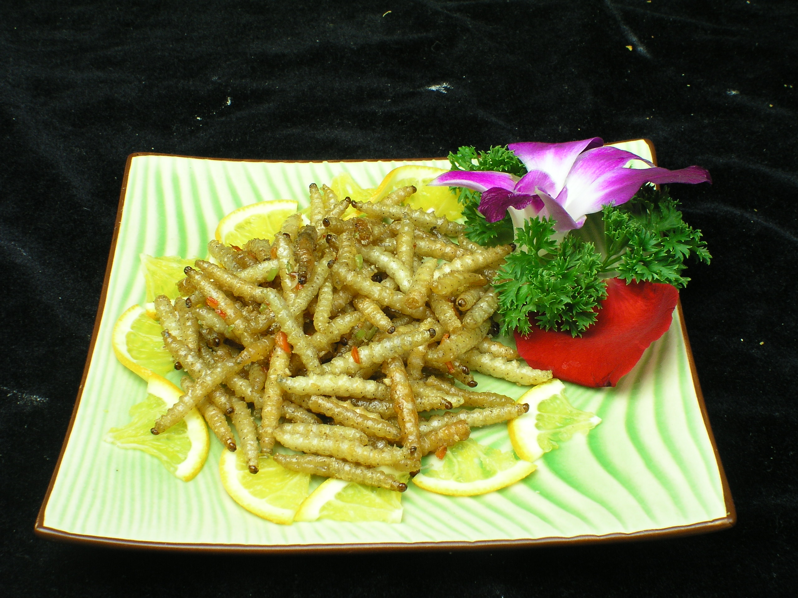 竹虫      主料:竹虫200克       辅料:油3毫升,盐5克,生抽1毫升,鱼露