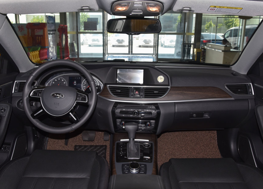 外形沉稳大气的江淮瑞风a60,饱满的车身线条,辨识度比较高