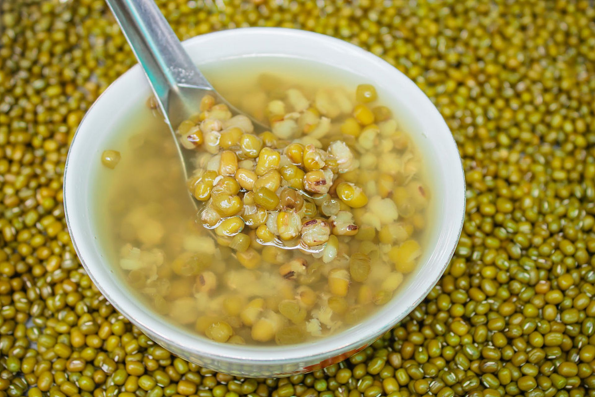 选用优质绿豆与薏米,经过精心炖煮后,豆香四溢,口感细腻.