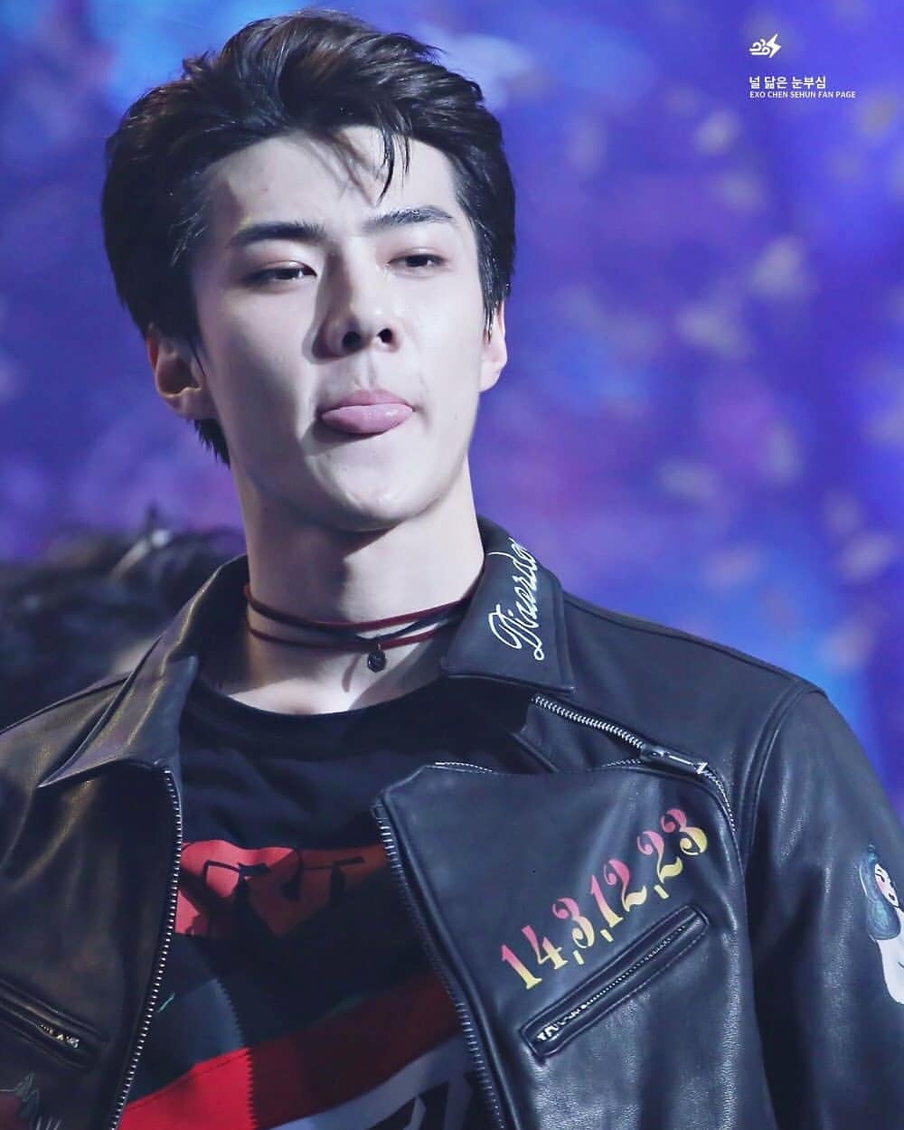 高冷吴世勋一身机车皮衣帅出"天际",伸出舌头太"犯规"