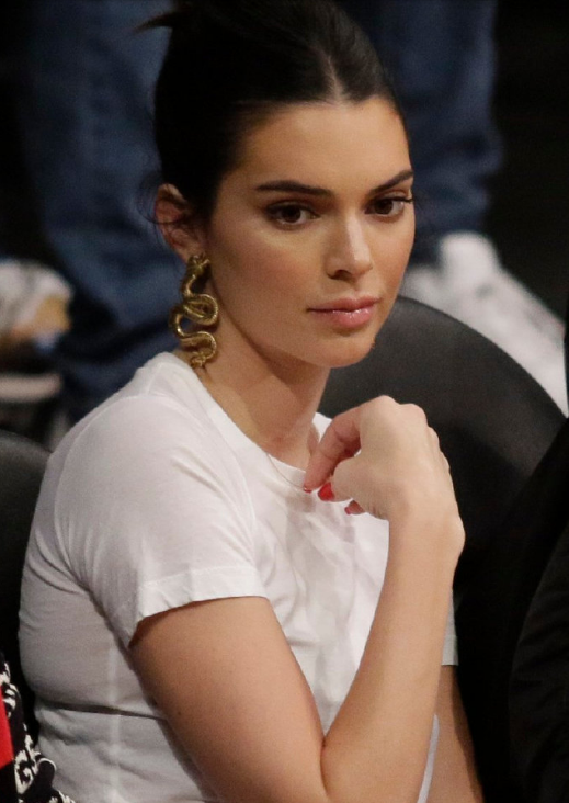 肯达尔詹娜观看本西蒙斯比赛,脸上胖了一圈还在吃?被宠坏了吧