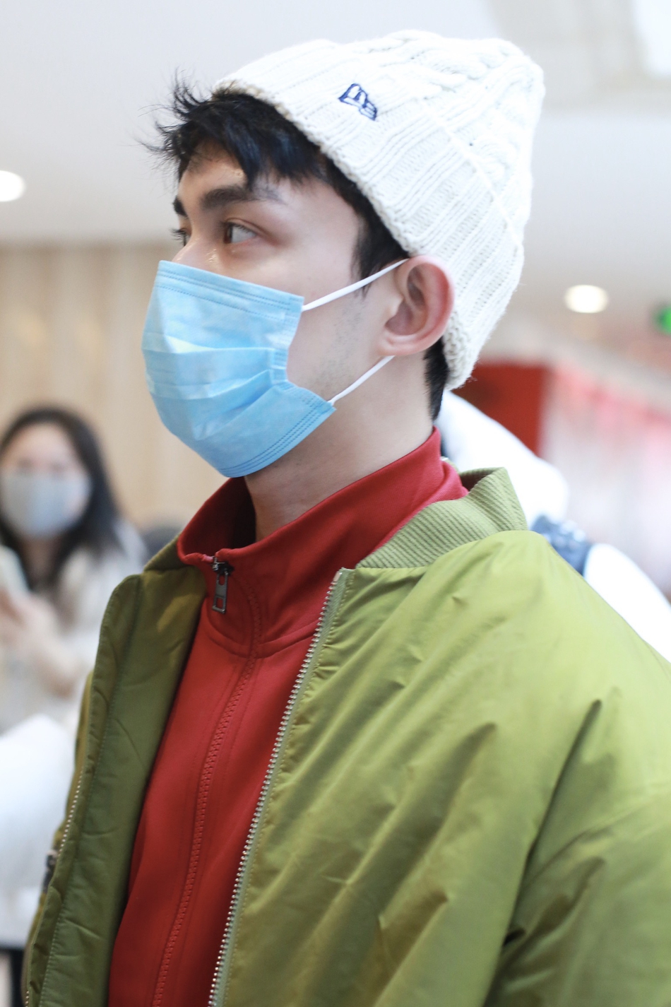 组图:吴磊现身央视春晚第五次联排 "红配绿"亮眼口罩难掩帅气