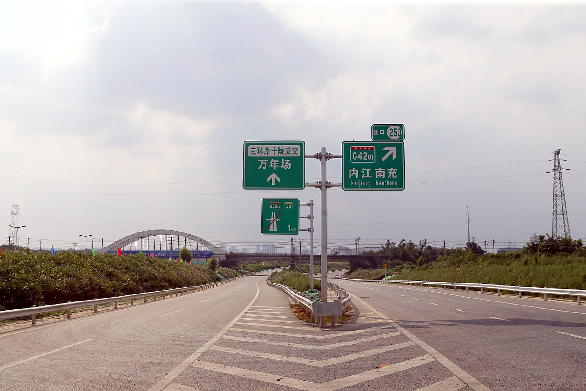 山西g1812沧榆高速发生山洪 60米护岸墙坍塌,交警采取管控措施  山西