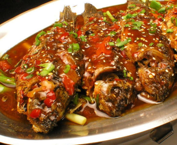 你们吃过芙蓉鲫鱼吗?这是一道湖南特色菜