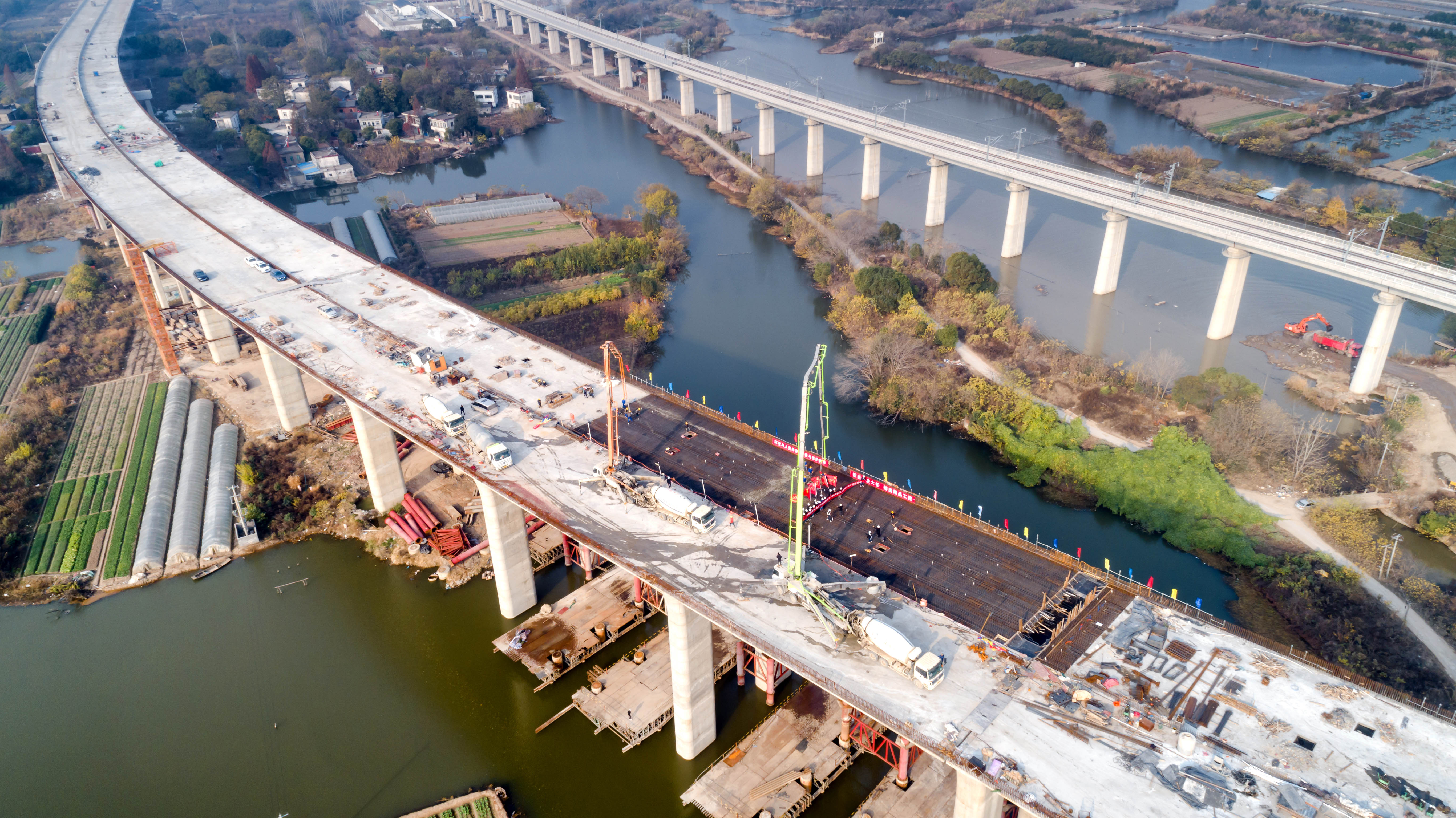 商合杭铁路芜湖长江公铁大桥公路主线桥全面贯通(1)