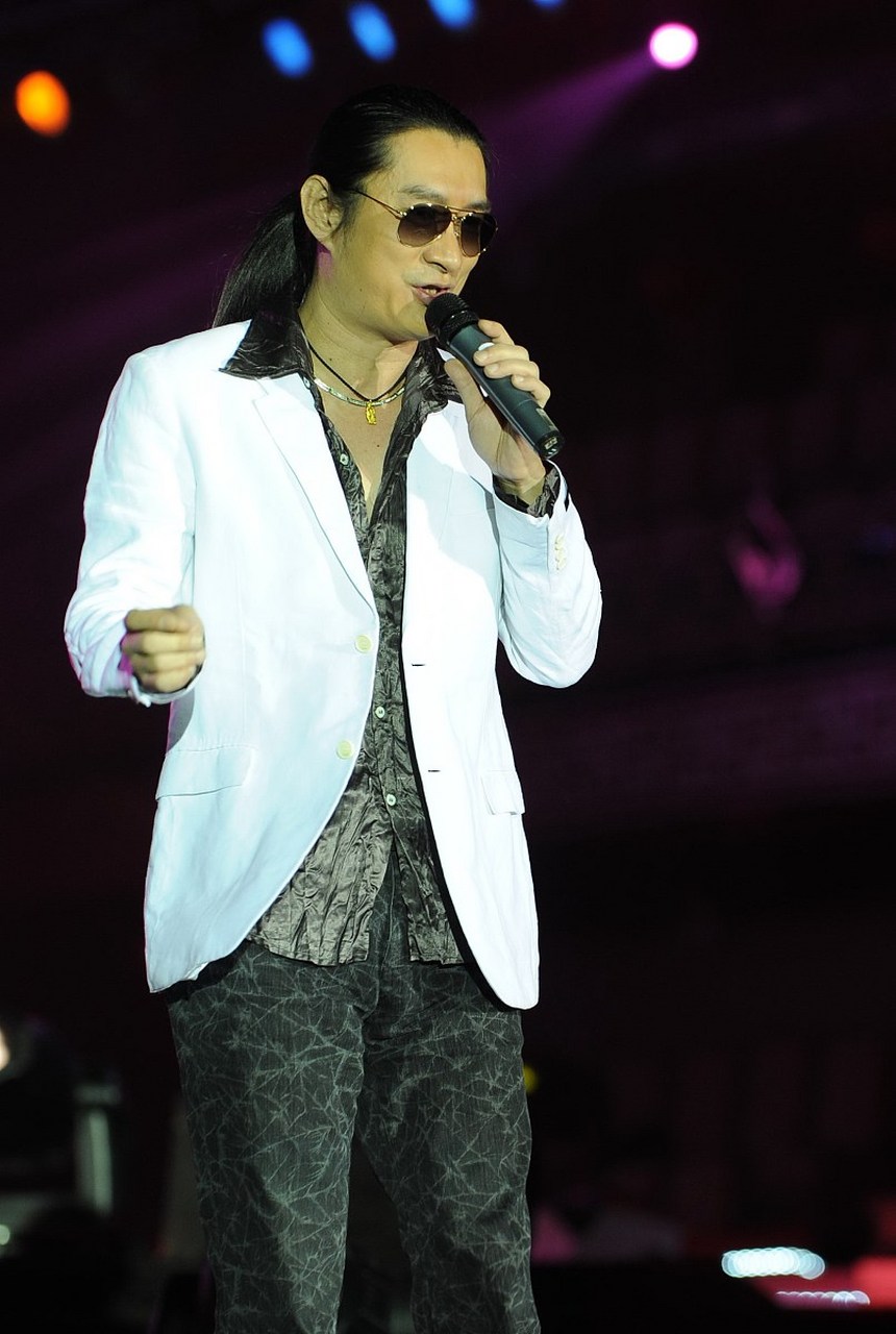 歌手黄安,晒出去餐厅吃饭的照片,吐槽餐厅让扫码点餐,直言明明是服务