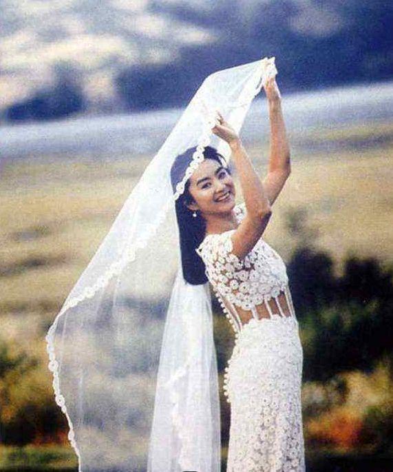 香港女星珍贵结婚照,上世纪的白婚纱,穿在她们身上成一代经典