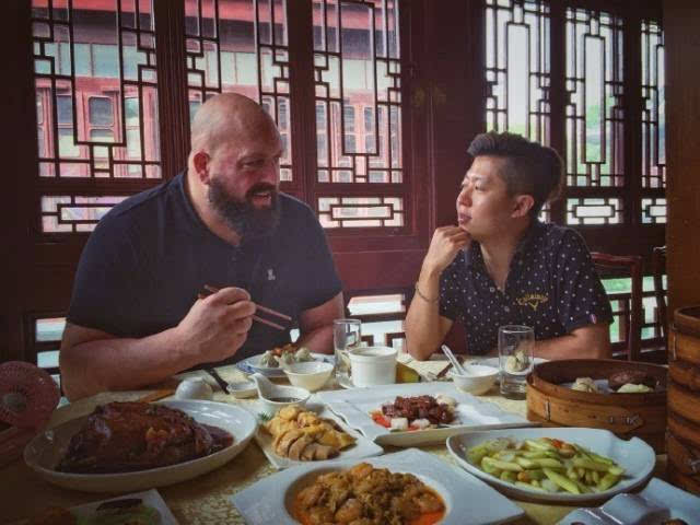 wwe巨星沉迷中国文化!约翰塞纳酷爱街边小吃,罗林斯盛赞太极拳