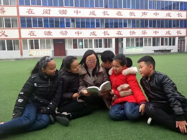 长垣县凯杰学校教师拾金不昧,老人送上锦旗表谢意