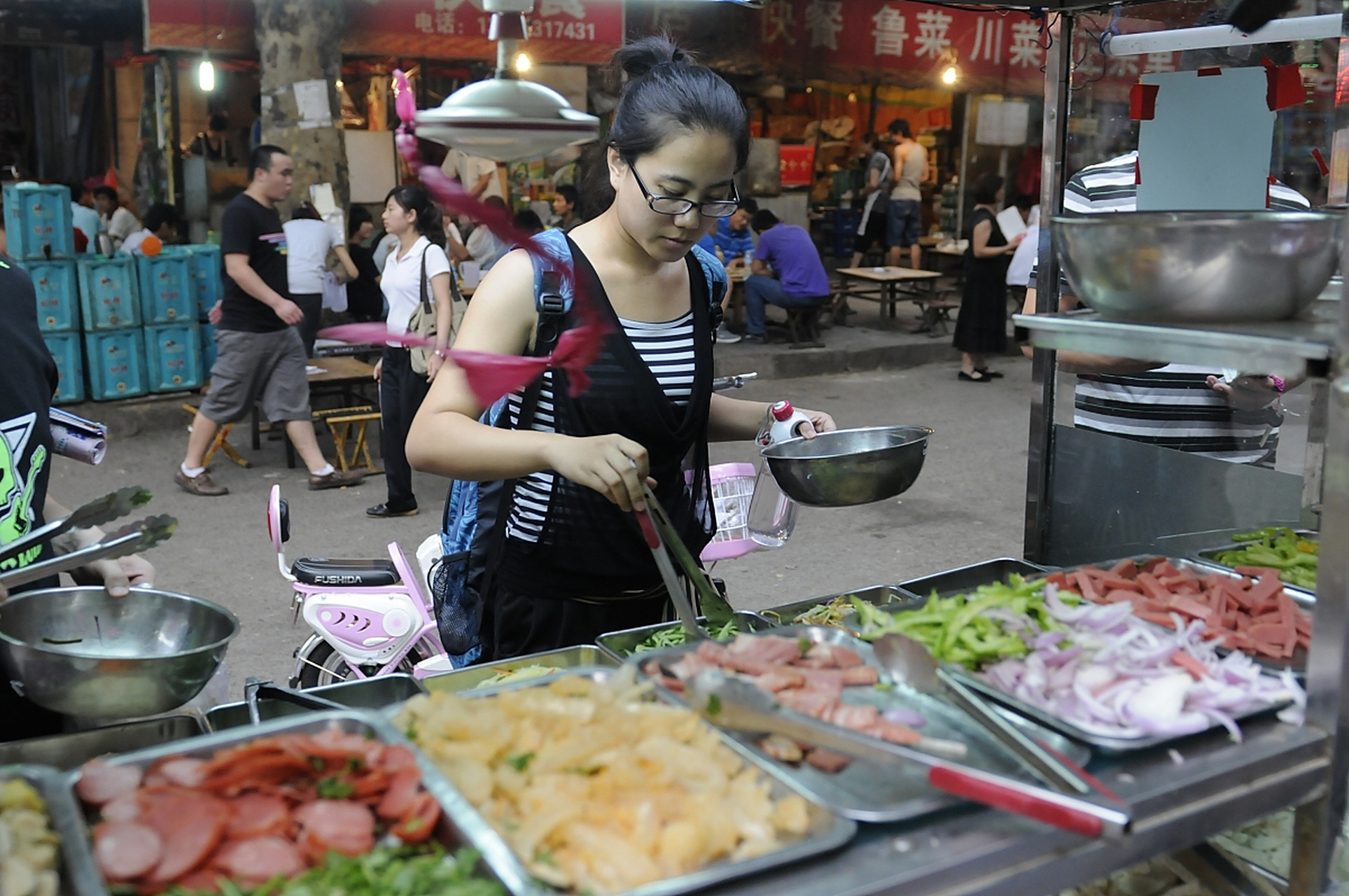 [原文:美味摆摊凉菜,尽享凉爽的.