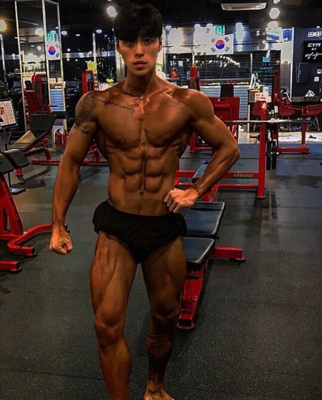 22岁韩国健体小伙,体脂超低,身材完美长相帅气,羡煞网友!