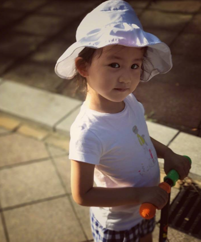 图为黄磊的小女儿,小时候的她脸上肉嘟嘟的,看上去非常水灵可爱,五官