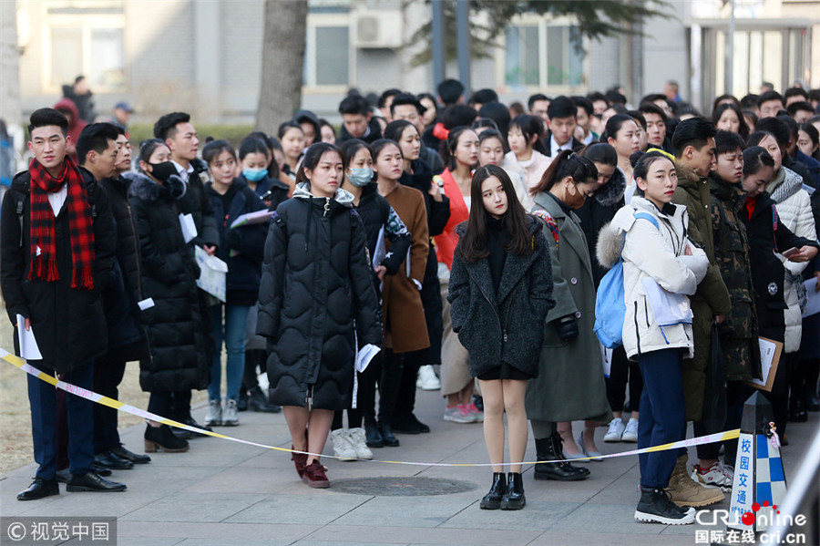 2018年艺考:中国传媒大学初试开考 美女帅哥云集