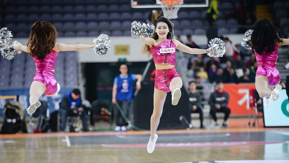 cba45轮篮球宝贝 身材火辣 可爱迷人 大秀一字马!