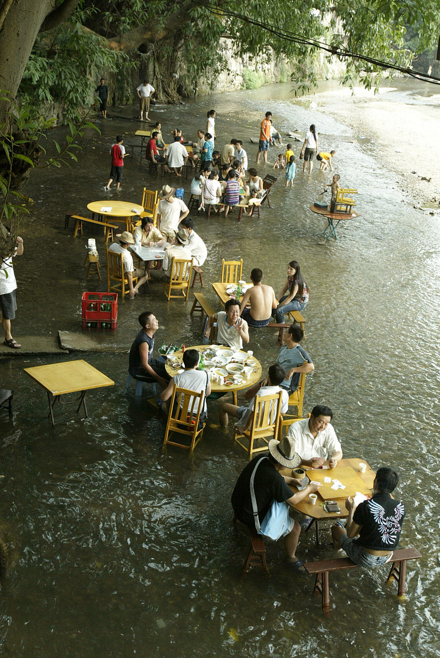 有这么一个地方,夏天非常火爆;一条浅浅的小溪,上面摆满了麻将桌椅