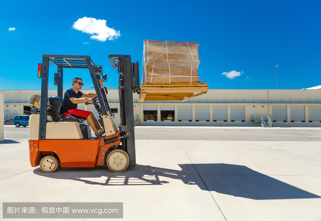 叉车属于工业运输车辆,常用于成件货物的装卸和短距离运输.
