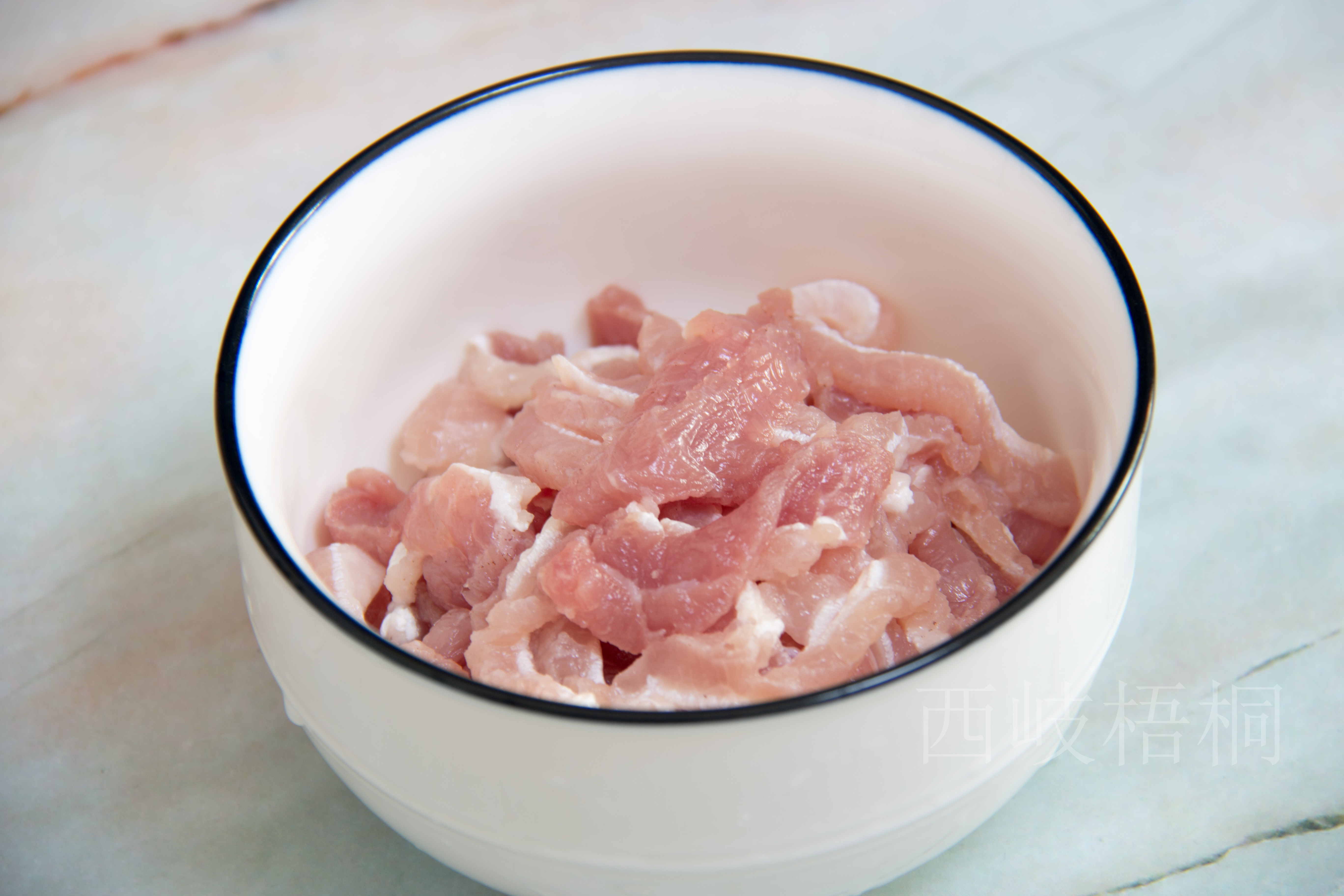猪肉洗净切丝.