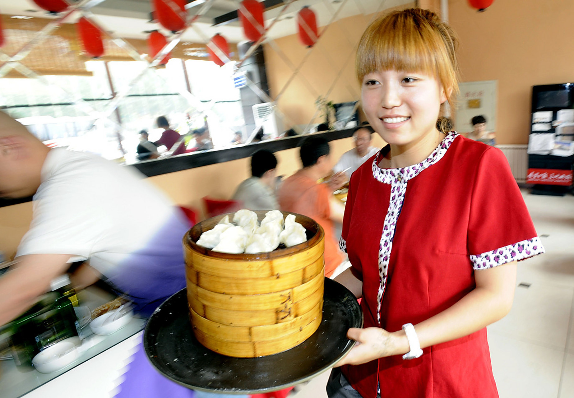 美女卖包子的思维太厉害了,一年提了一辆宝马  广州美女卖包子的思维