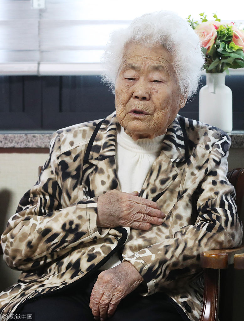 韩日慰安妇协议不再重谈 前"慰安妇"老人观看电视难掩失望表情