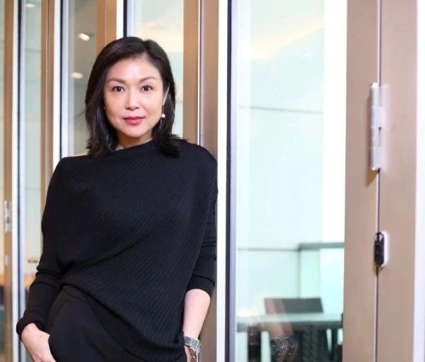 因选美而入圈的张凤妮,29岁低调嫁入豪门,今49现身依然优雅