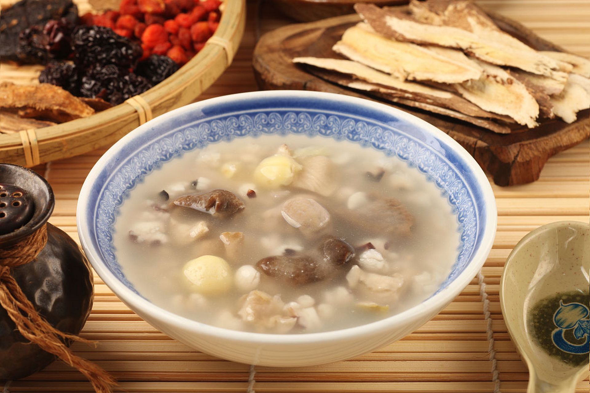 夏天来了,来一碗冰镇百合绿豆汤,清热解暑,瞬间凉爽!