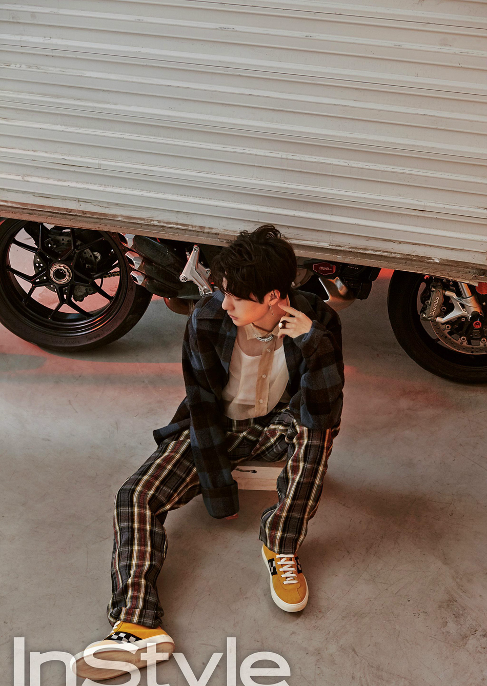 王一博机车少年写真曝光 大玩街头复古时尚