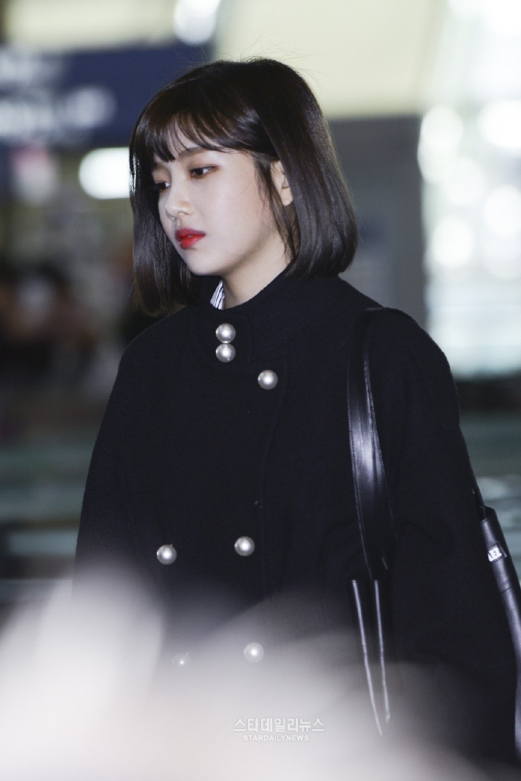 朴秀荣仁川机场私服街拍,齐肩短发清秀甜美,一抹红唇娇美可人