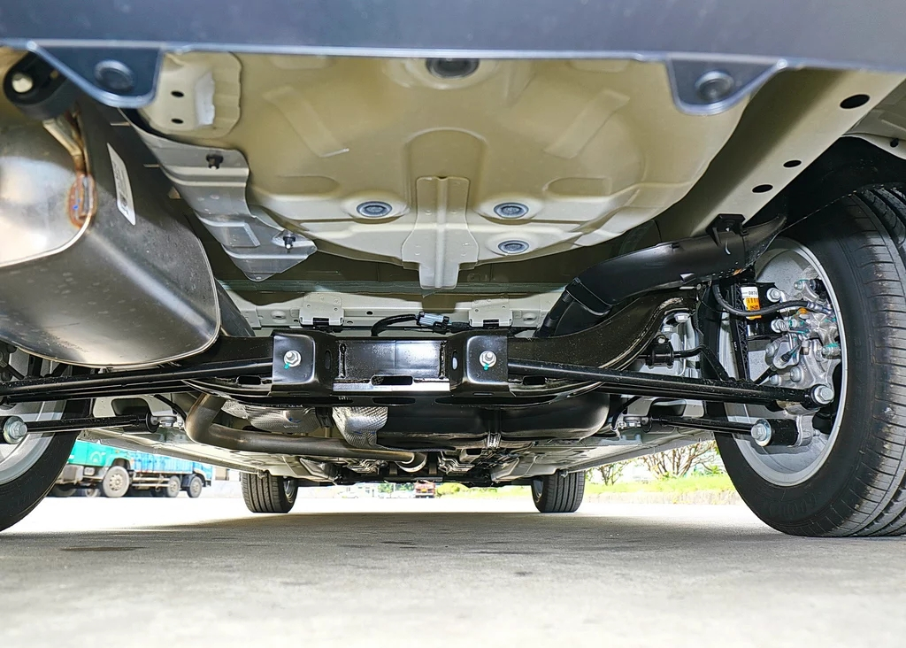 汽车车身的长宽高分别是:4609x1798x1486mm,2640mm的轴距在表现上还是