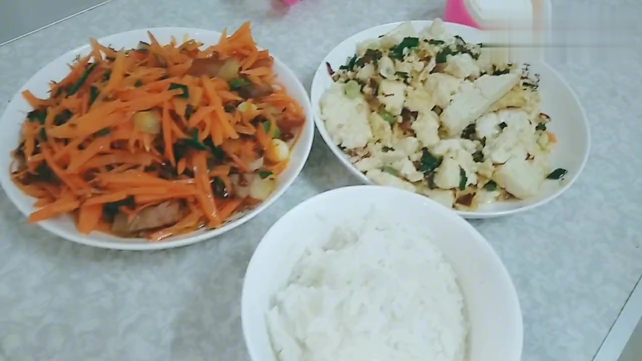 湖南打工妹在浙江 晚餐两个菜 多少打工者的真实写照
