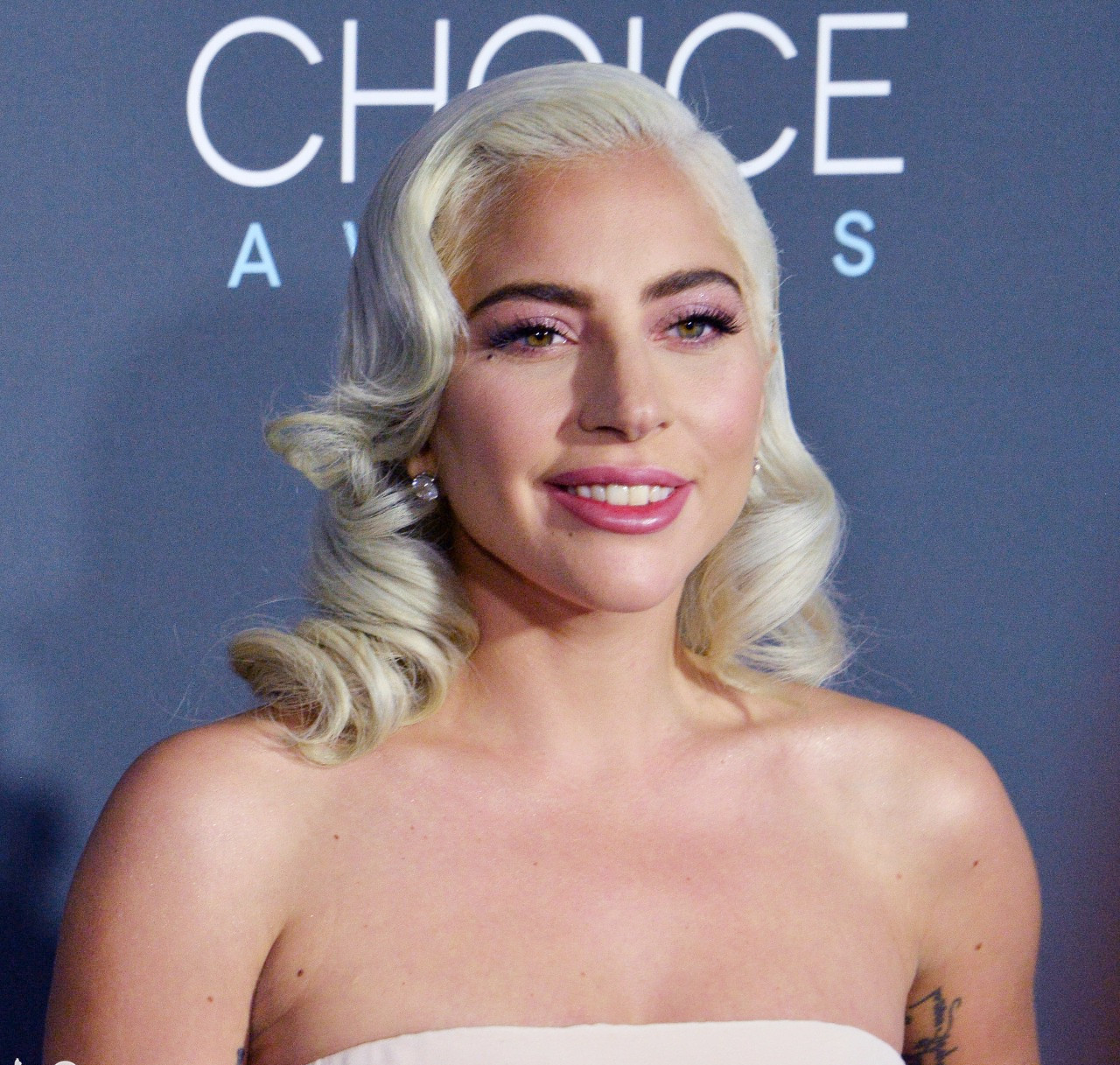 今日lady gaga出席活动,身穿了一件粉色的连衣裙,第