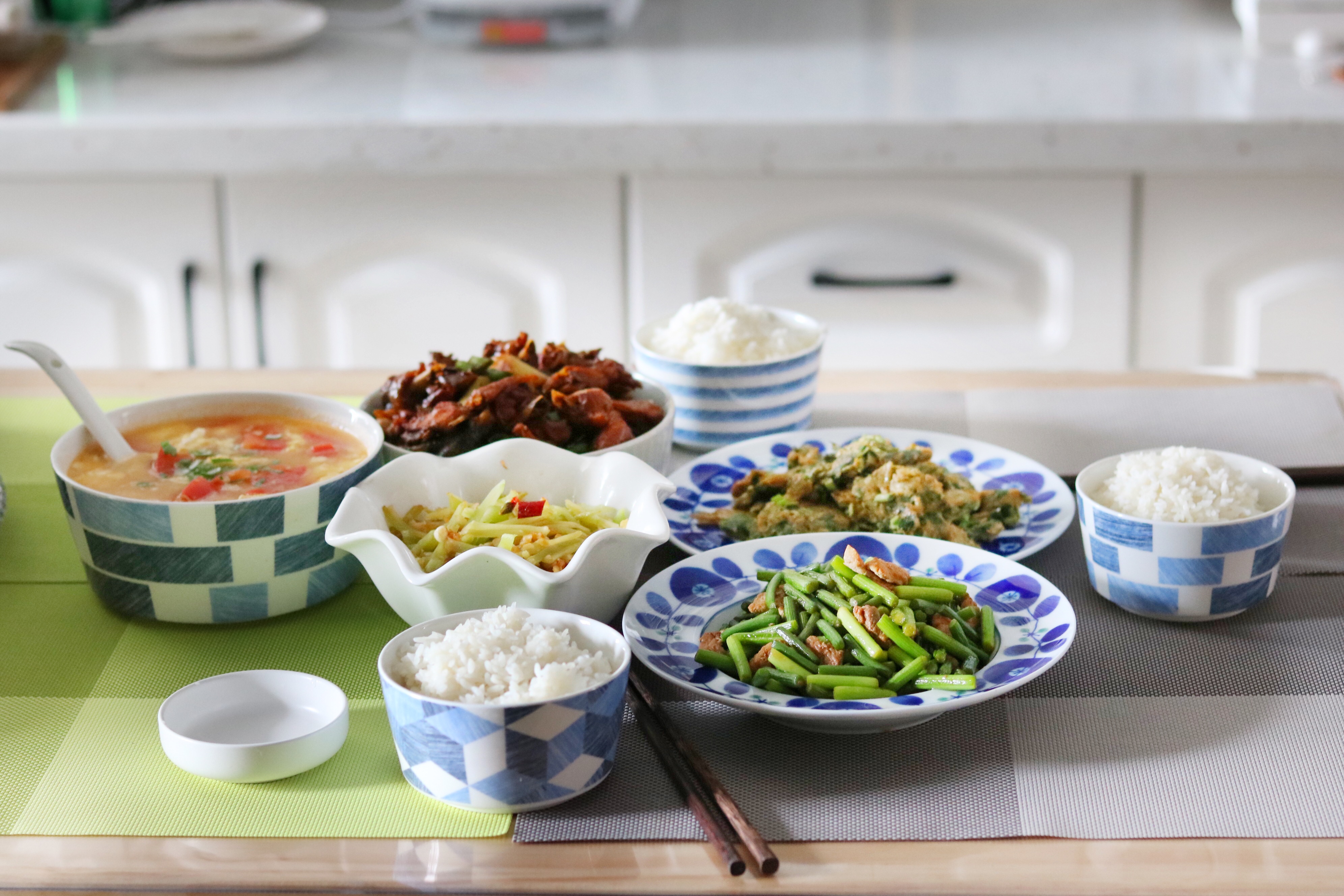 家里来客人,3个人的午餐四菜一汤,一人两碗米饭下肚,全吃撑了