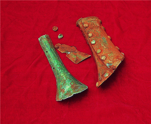 当时的渔民已经懂得用三尖叉去捕鱼,这在当时来说算是比较先进了.