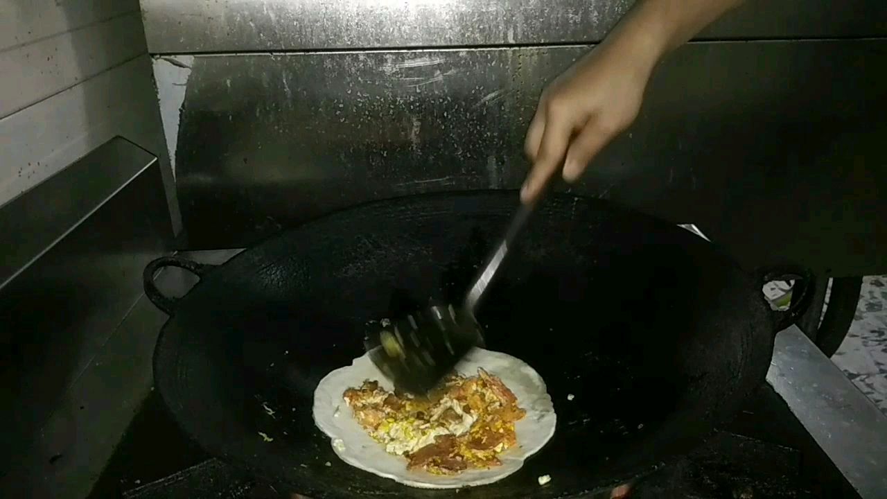 特色手抓饼,煎鸡蛋,培根,鸡柳做馅,孩子一口气吃完